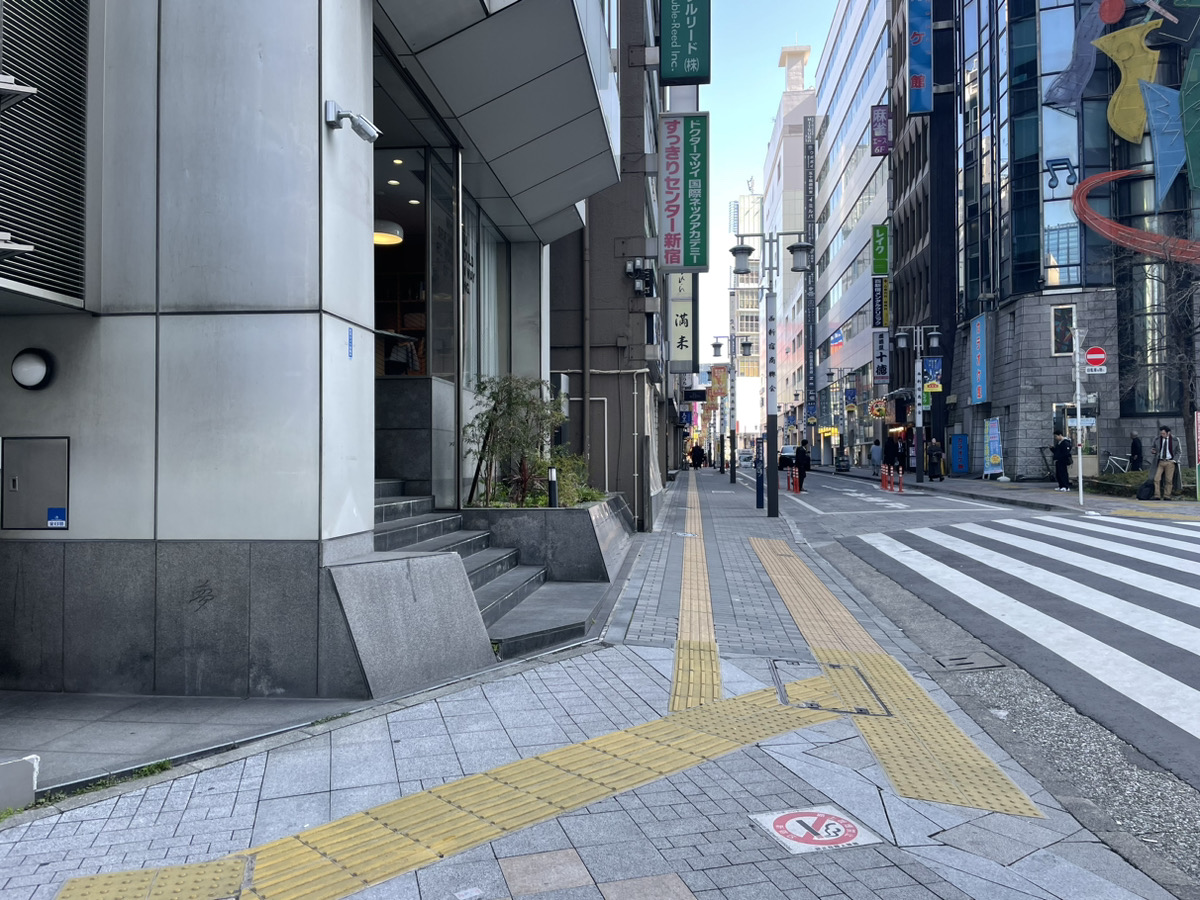 新宿駅から新宿支店へのアクセス