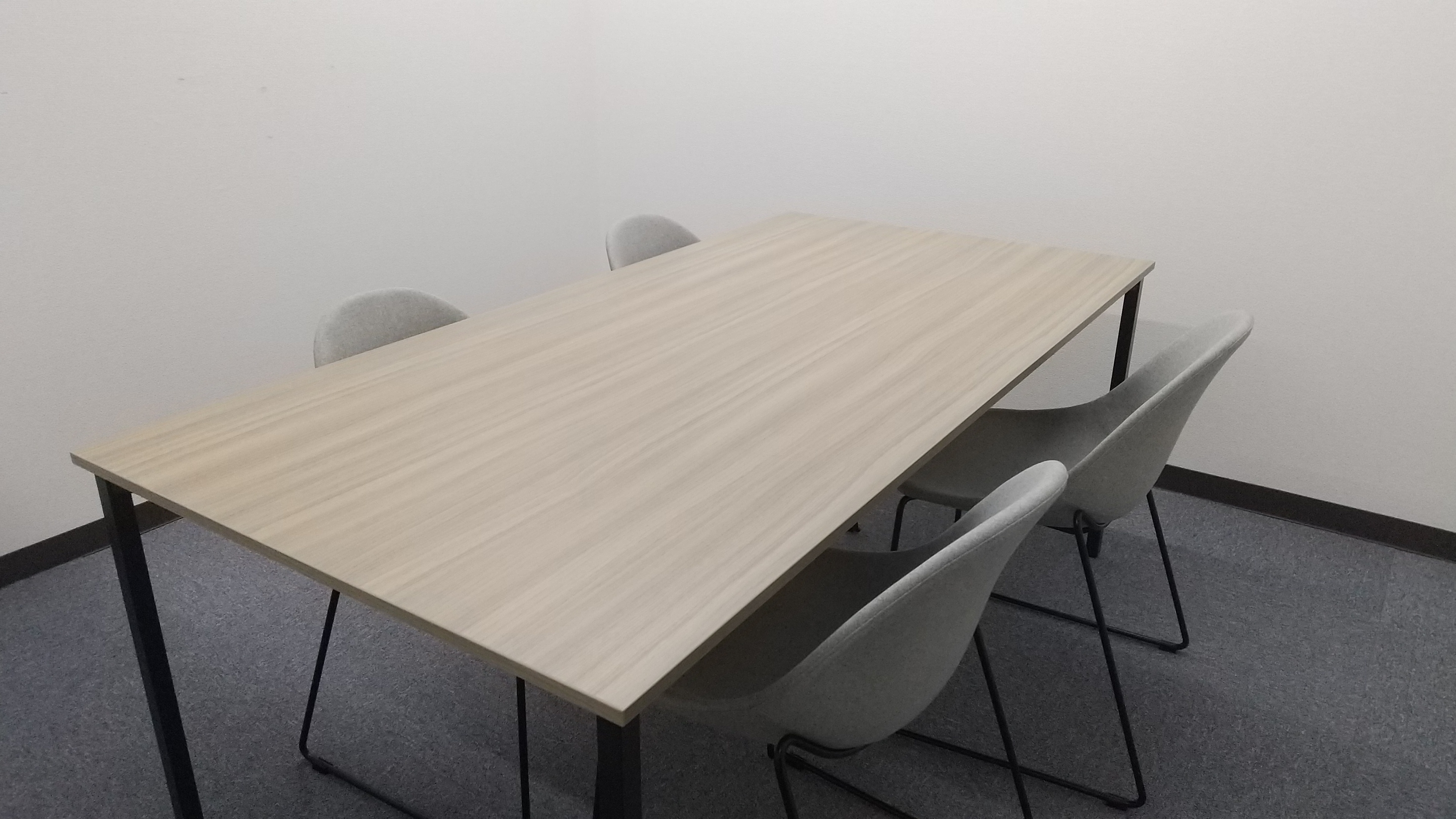 横浜支店の内観